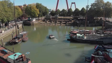 Drohne-Fliegt-über-Den-Hafen-Von-Rotterdam,-Niederlande,-Wo-Boote-Und-Lastkähne-Angedockt-Sind