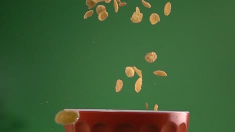 Cornflakes-Fallen-Langsam-Auf-Einen-Teller-Auf-Chroma-Hintergrund