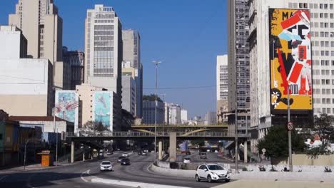 Sao-Paulo-Stadtbild:-Fahrzeugverkehr,-Stadtarchitektur,-Prestes-Maia-Avenue,-Innenstadt