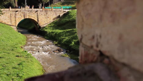 Río-Que-Fluye-Bajo-El-Puente-En-Colombia