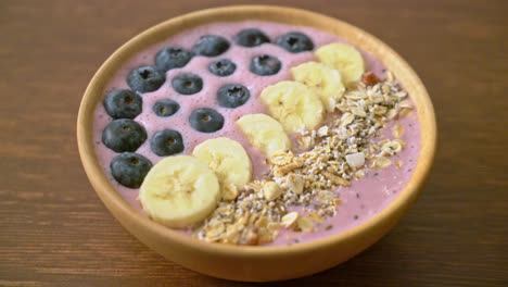 yogurt-or-yoghurt-smoothie-bowl-with-blue-berry,-banana-and-granola---Healthy-food-style