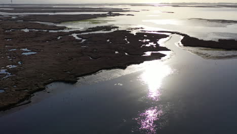 Eine-Luftaufnahme-über-Baldwin-Bay-In-Der-Nähe-Von-Freeport,-Ny-Während-Des-Sonnenuntergangs