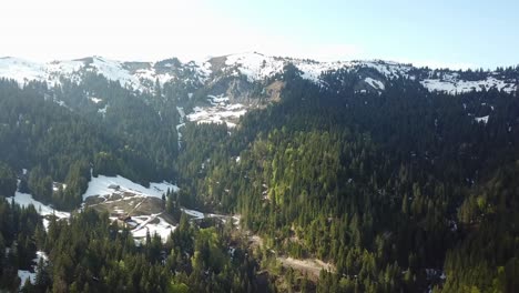 Abgelegenes-Bergchalet-In-Den-Winterlichen-Französischen-Alpen,-Luftbild
