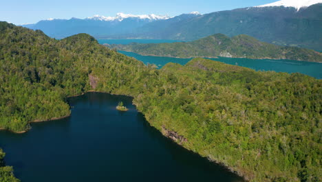 Weite-Luftige-Landschaften-Blicken-über-Die-Reloncavi-mündung-An-Der-Küste-Chiles-Und-Zeigen-üppige-Grüne-Wälder-Und-Schneebedeckte-Berge