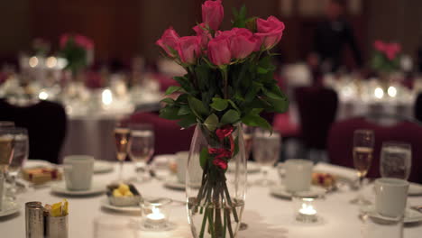 Langstielige-Rosa-Rosen-In-Glasvase-Auf-Gedecktem-Tisch-Mit-Weißer-Tischdecke-Im-Bankettsaal-Für-Hochzeiten-Zu-Besonderen-Anlässen