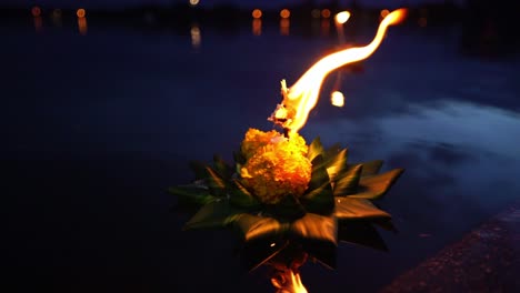 Loy-Krathong-Festival---Kerze,-Die-Auf-Krathong-Auf-Dem-Dunkelblauen-Wasser-Brennt