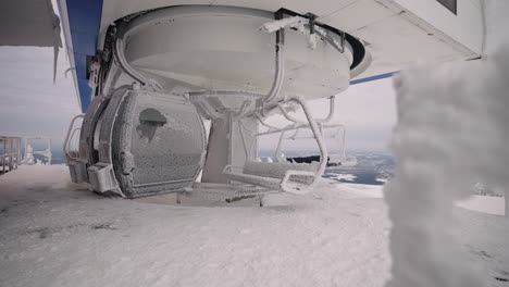 Seilbahn-Bedeckt-Mit-Schnee-Während-Der-Schneezeit-In-Der-Nähe-Von-Orford,-Quebec,-Kanada---Ansatz
