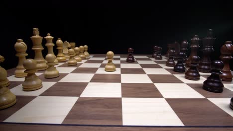 Selbstbewusste-Schachmeisterzüge,-Die-Auf-Einem-Hochwertigen-Turnierschachbrett-Aus-Holz-Gespielt-Werden