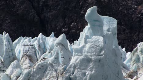 Erstaunliche-Gezackte-Eisgipfel-Auf-Dem-Margerie-gletscher-Bilden-Eine-Einzigartige-Form