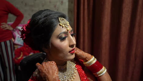 In-Dehradun-Uttarakhand,-Indien-Bereitet-Sich-Eine-Braut-Im-Schönheitssalon-Auf-Ihre-Trauung-Vor