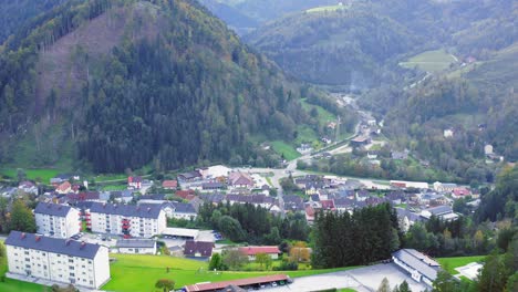 Luftaufnahme-Des-Dorfes-In-Den-Alpen