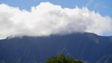 Gaiant-Wolke-Geht-Durch-Einen-Berg-Zeitraffer-In-Hawaii