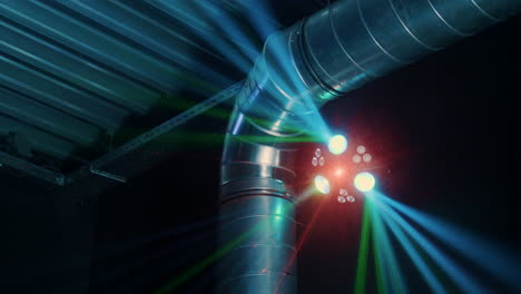 Cooler-Laser-In-Einer-Industriellen-Umgebung-Wechselt-Mehrmals-Das-Licht,-Während-Sich-Die-Kamera-Um-Ihn-Herum-Bewegt
