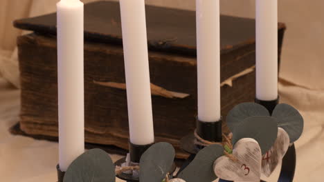 Vier-Weiße-Kerzen-Brennen-In-Religiöser,-Christlicher-Oder-Spiritueller-Umgebung