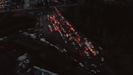 Drohne-4K-Filmmaterial-Weihnachtsparade-Polizeisirene-Leuchtfeuer-Verkehr-Fliegt-Nachts-Mit-Autos-Und-Lastwagen-Im-Dunkeln