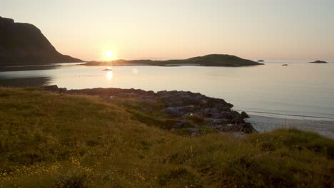 Sanfte-Kamerafahrt-Des-Sonnenuntergangs-Am-Strand-Der-Lofoten-In-Norwegen