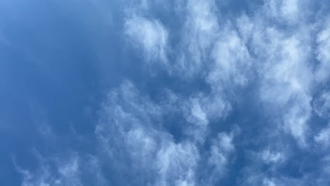 Lapso-De-Tiempo-De-Un-Cielo-Azul-Profundo-Con-Nubes-Blancas-Susurrantes