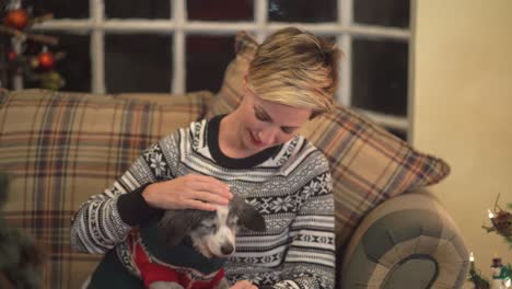 Mujer-Con-Perro-En-Navidad
