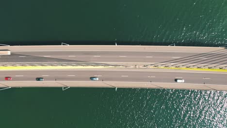 Bridge-above-the-ocean-aerial-top-down-view-of-the-traffic,-located-in-Laguna,-Santa-Catarina,-Brazil