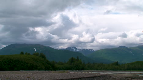 Zeitraffer-Von-Bergen-Und-Wolken-In-Der-Wildnis-Von-Alaska