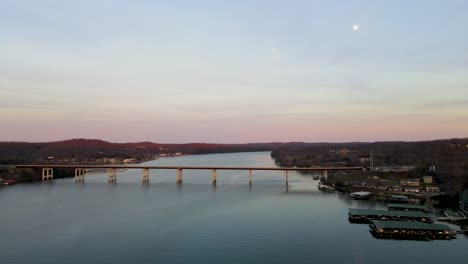 Schöner-Missouri-sonnenuntergang-Mit-Brücke,-Die-Den-See-Der-Ozarks-überquert,-Antenne