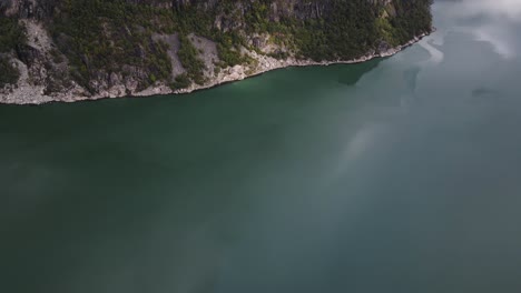 Schwenken-Von-Drohnenaufnahmen-Des-Wunderschönen-Eidfjord,-Fjord-In-Westnorwegen