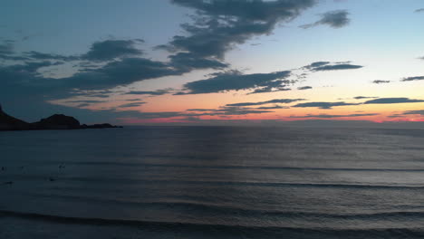 Luftaufnahme-Des-Offenen-Ozeans-Bei-Sonnenuntergang-4k