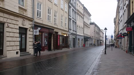 Krakow-Old-Town,-Slawkowska-street-architecture-and-people-in-winter