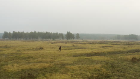 Dokumentarfilmer-Mit-Einer-Kamera,-Die-Ein-Nebliges-Moorland,-Herbst,-Tschechien-Erkundet