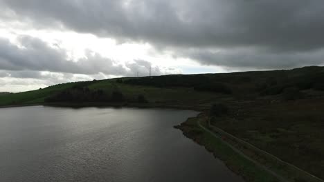 Cowm-Park-Reservoir-An-Einem-Bewölkten-Bewölkten-Tag-In-Lancashire,-England