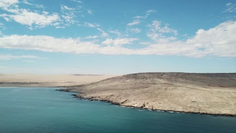 Die-Namibischen-Wüstendünen-Und-Der-Atlantik-Treffen-Aufeinander,-Skelettküste,-Südliches-Afrika-Namibia,-Lüderitz-Stadt-Haifischinsel-Luftaufnahme