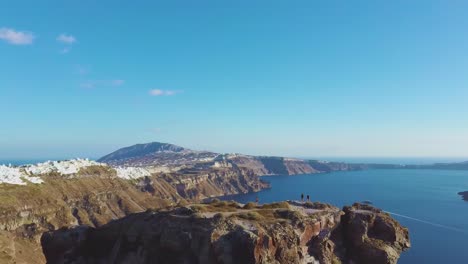 4K-Luftdrohnenaufnahmen,-Die-über-Die-Caldera-Des-Skaros-Felsens,-Santorini,-Griechenland-Fliegen