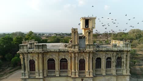 Eine-Landschaftsluftaufnahme-Von-Chittorgarh-Fort,-Ein-Unesco-weltkulturerbe,-Rajasthan,-Indien,-Fort-Smog-über-Der-Stadt,-Luftbild