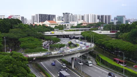 Tráfico-Fluido-Pesado-En-La-Autopista-De-Intersección-De-Singapur,-Toa-Payoh