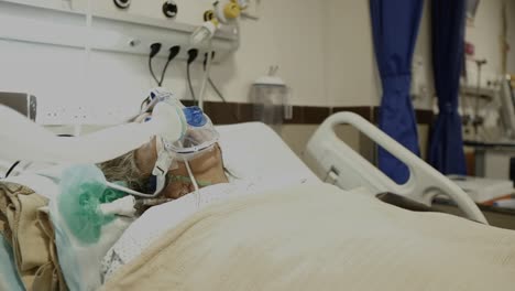 Paciente-Covid-19-Acostado-En-Una-Cama-De-Hospital