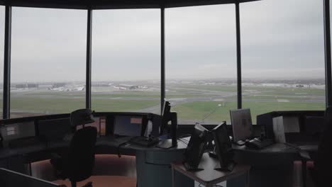 Verlassener-Verkehrskontrollturm-Des-Flughafens-Gegen-Leere-Start--Und-Landebahnen-Des-Flughafens-Brüssel,-Belgien