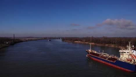Luftbild-Eines-Frachtschiffs-Auf-Dem-Fluss