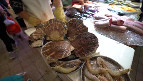 POV-Aufnahme-Des-Asiatischen-Fisch-Meeresfrüchte-Fleischmarktes,-Auf-Dem-Der-Ladenbesitzer-Verschiedene-Arten-Von-Meeresfrüchten-Zeigt