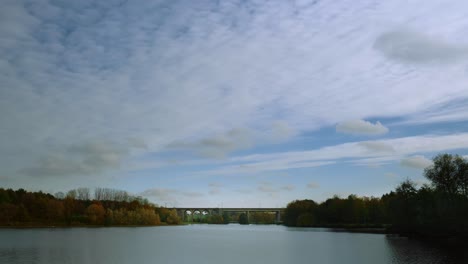Eine-Zeitrafferaufnahme-Eines-Sees-Und-Einer-Eisenbahnbrücke