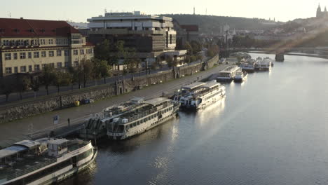 Barcos-Anclados-En-La-Orilla-Del-Río-Vltava-Por-Un-Puente,puesta-De-Sol,Praga,República-Checa