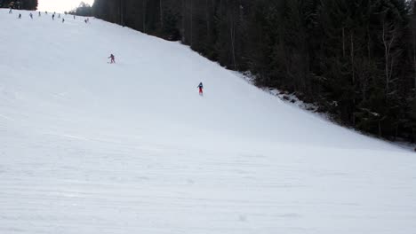 Skifahrer-Steigen-Auf-Einer-Künstlichen-Spur-Ab