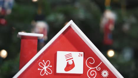 Holzbaum-Adventskalender-Vor-Einem-Echten-Weihnachtsbaumgeschmückten-Nussknacker-Soldaten-Spielzeug