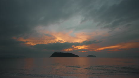 Bunte-Inseln-Sehen-Sonnenuntergang-Im-Zeitraffer-Am-Strand