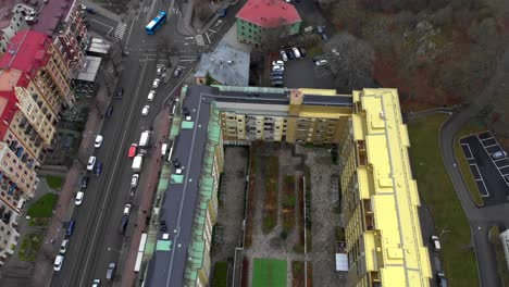 Luftaufnahme-Der-Modernen-Stadt-Mit-Mehrfamilienhäusern-Und-Straßenverkehr