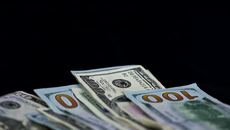 Geldscheine-In-Verschiedenen-Währungen-Fallen-Vor-Schwarzem-Hintergrund---Nahaufnahme,-Studioaufnahme