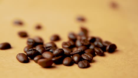 Kaffeebohnen-Fallen-Auf-Einen-Kaffeehaufen-Zeitlupen-Vintage-Look