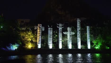 Totem-Denkmal-In-Der-Nähe-Des-Flusses-Bei-Nacht-Guilin-China