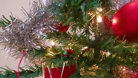 Hermosas-Decoraciones-Para-árboles-De-Navidad,-Cerrar,-Inclinar-Hacia-Abajo