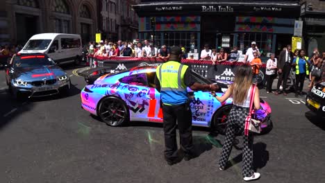 Buntes-Neon-Porsche-Auto,-Das-Auf-Gumball-3000-Veranstaltung-In-London-Präsentiert