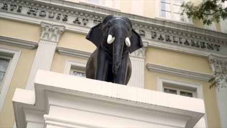 Die-Statue-Des-Schwarzen-Elefanten-Vor-Dem-Kunsthaus-Im-Alten-Parlament-Von-Singapur-28.-Dezember-2020---Aufnahme-Aus-Niedrigem-Winkel